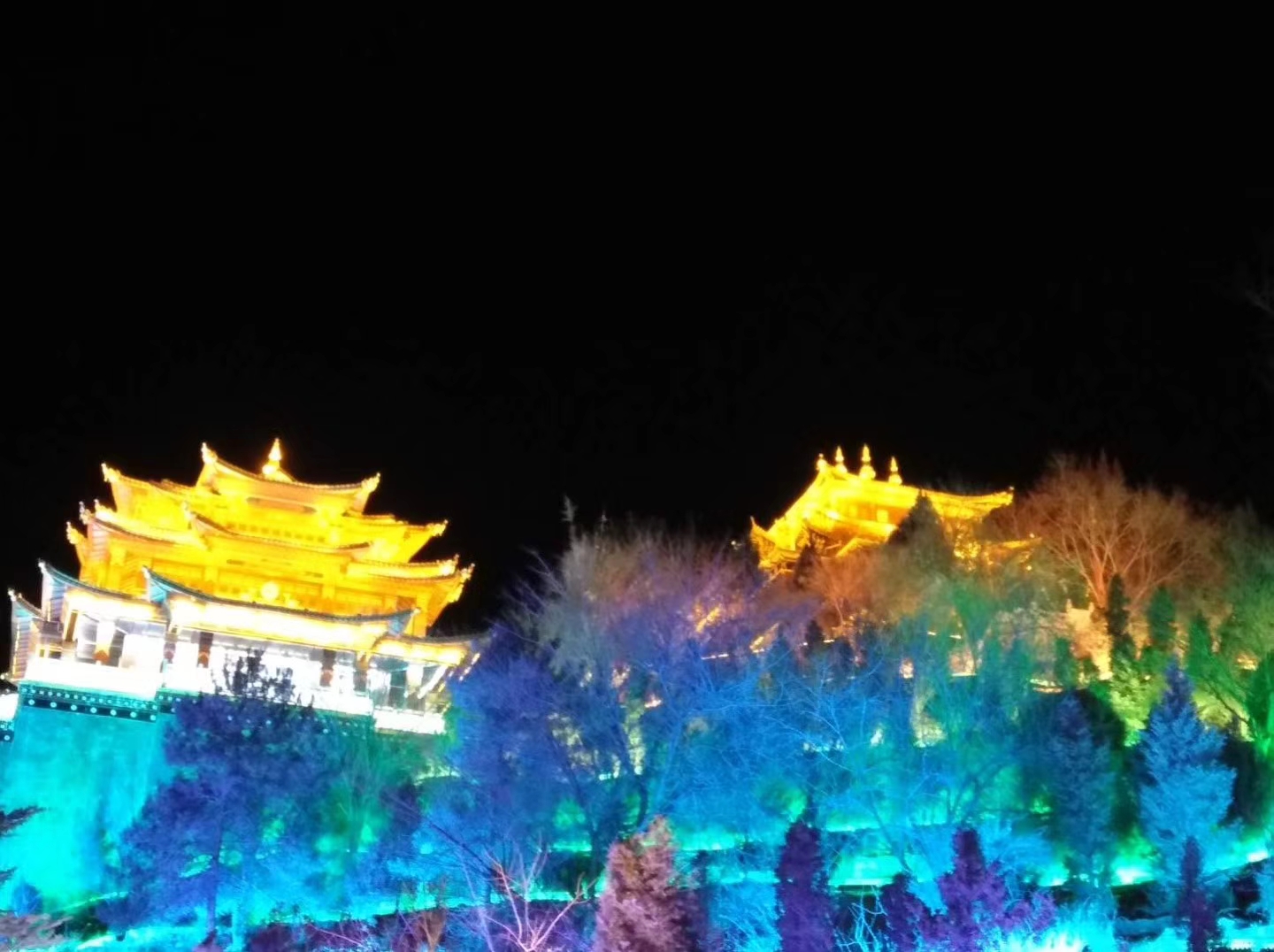 獨克宗古城的燈光美景